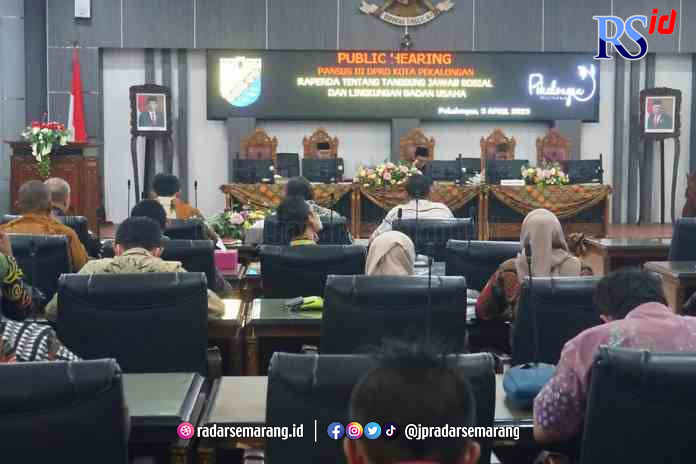 DISKUSI: Pansus III DPRD Kota Pekalongan menggelar public hearing dengan sejumlah pihak pemberi CSR di ruang paripurna, Rabu sore (5/4). (Istimewa)