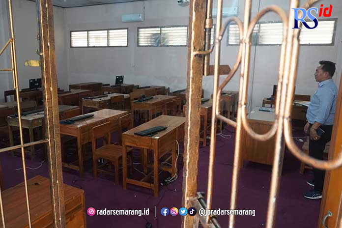 Kepala SMPN 1 Kandeman, Tikwo Hardono saat meninjau laboratorium komputer, usai peristiwa pencurian komputer. (Istimewa)
