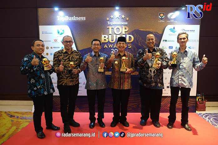 Wakil Wali Kota Magelang Drs KH M Mansyur (empat dari kiri) bersama jajaran pimpinan BUMD Kota Magelang usai menerima penghargaan Top BUMD. (Istimewa)
