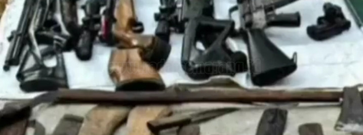 Barang bukti senjata api,salah satunya senjata standart  M16 dan senjata tajam, yang di sita Densus 88 Anti Teror, usai penggerebegan teroris di Lampung. (IST)