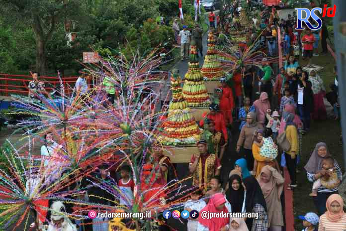 NGALAP BERKAH: Ratusan warga berebut gunungan sego kethek saat tradisi sesaji Rewanda yang digelar di kawasan Goa Kreo, Kampung Talun Kacang, Kelurahan Kandri, Kecamatan Gunungpati, Kota Semarang, Sabtu (29/4) kemarin. (bawah) Monyet ekor panjang menikmat