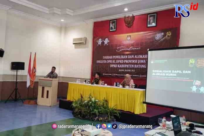 SOSIALISASI: KPU Kabupaten Batang sedang melakukan sosialisasi pendaftaran calon anggota legislatif di Kabupaten Batang. (RIYAN FADLI/JAWA POS RADAR SEMARANG)