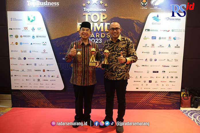Wakil Wali Kota Magelang M Mansyur bersama Dirut TKL Ecopark Arif Taat Ujiyanto berfoto bersama usai menerima penghargaan Top BUMD Award kategori Top CEO BUMD 2023 dan kategori BUMD Aneka Usaha Bintang Empat.