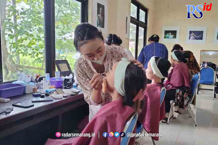 TINGKATKAN SKILL: Peserta saat mendapatkan pelatihan skill rias di BLK Batang. (RIYAN FADLI/JAWA POS RADAR SEMARANG)