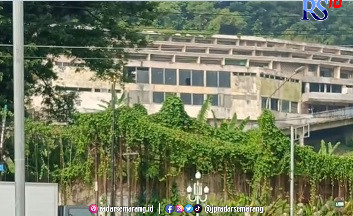 Bangunan Hotel Siranda, Jl. Diponegoro, Semarang, yang terbengkalai. Menjadi salah satu lokasi bekas bangunan hotel yang angker dan horor di kota Semarang. (Sulistiono/RadarSemarang.ID)