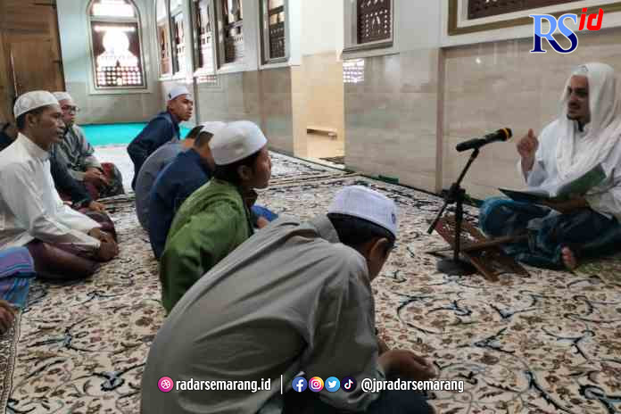 KAJIAN KITAB :  Habib Muhammad Amin Al-Attas pengasuh Yayasan Ribath Al-Amin Semarang saat mengisi Ramadan dengan kajian kitab bersama santri. ( FIGUR RONGGO WASSALIM/JAWA POS RADAR SEMARANG )