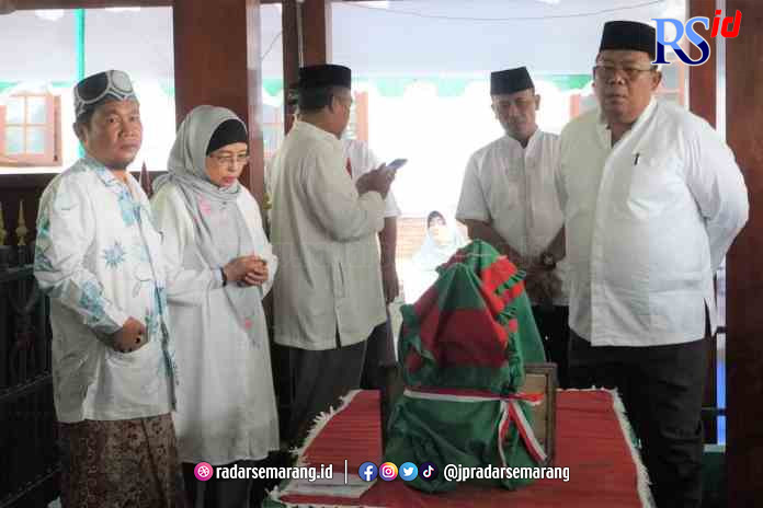 HORMATI PENDAHULU: Pj Bupati Batang Lani Dwi Rejeki bersama jajarannya saat berziarah ke makam Kanjeng Pangeran Adipati Mandurorejo di Kabupaten Kendal, (IST)