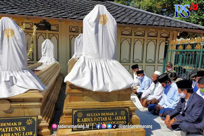 PENDIRI DEMAK : Makam Raja Demak pertama Sultan Fatah yang berada di belakang Masjid Agung Demak. (WAHIB PRIBADI/JAWA POS RADAR SEMARANG)