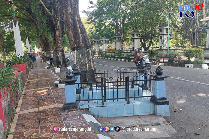 DI PINGGIR JALAN : Makam Kiai Singkil (Raden Bagus Kuningan) di jalan raya depan Pendopo Kabupaten Demak. (Wahib Pribadi/Jawa Pos Radar Semarang)