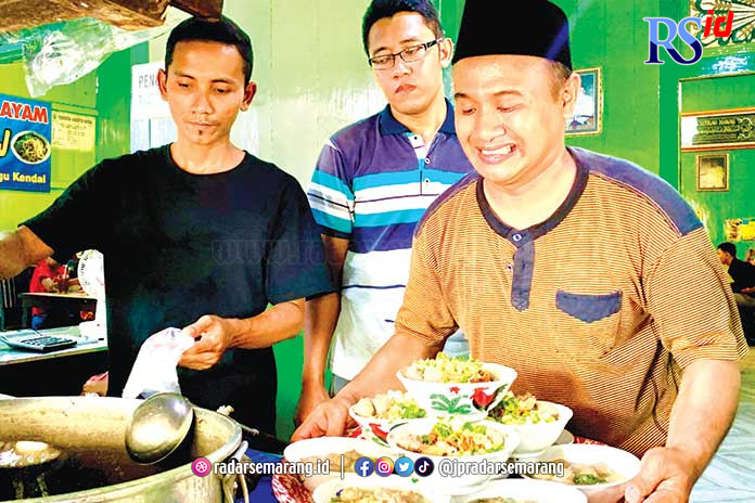 Bakso dan Mie Ayam Kang Siroj di Kranggan, Kaliwungu yang ramai pengunjung. (Budi Setiawan/Jawa Pos Radar Semarang)