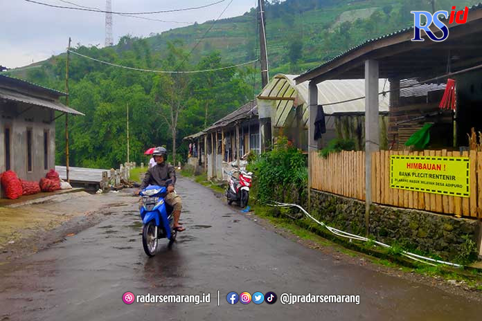 Spanduk berisi imbauan kepada bank plecit atau rentenir agar tidak masuk kawasan Desa Adipuro, Kecamatan Kaliangkrik. (M. IQBAL AMAR/JAWA POS RADAR SEMARANG)