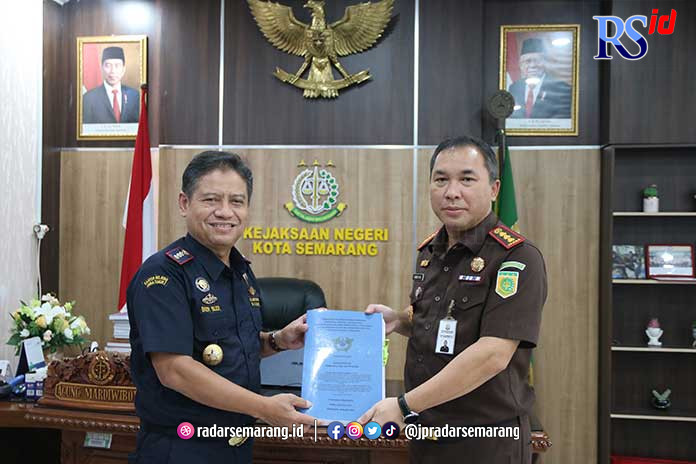 Kepala Kantor Pengawasan dan Pelayanan Bea dan Cukai Tipe Madya Pabean A Semarang, Bier Budy Kismulyanto menyerahkan berkas dan tersangka ke Kejaksaan Negeri Semarang. (Khafifah/Jawa Pos Radar Semarang)