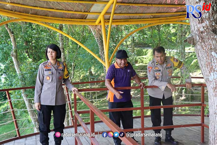 Kapolres Magelang Kota AKBP Yolanda Evalyn Sebayang memantau kondisi tempat wisata TKL Ecopark, Kota Magelang, kemarin (19/4). (Istimewa)