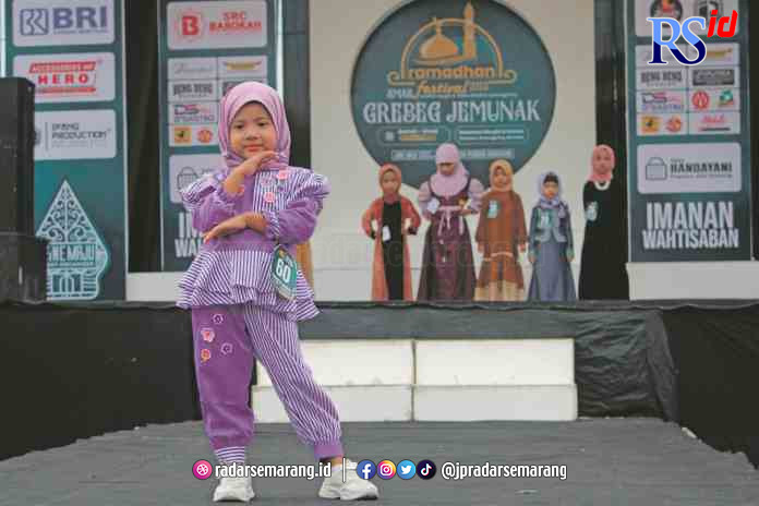 GEMES : Peserta fashion show di acara Festival Ramadan Gerebek Jemunak saat berjalan di catwalk Jumat (7/4). (M. IQBAL AMAR/JAWA POS RADAR MAGELANG)