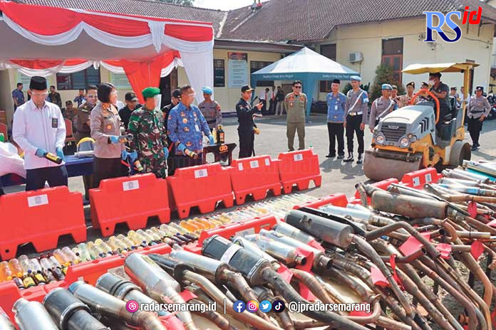 Alat berat melindas ribuan botol miras di halaman belakang Polres Magelang Kota, Senin (17/4). (ROFIK SYARIF G P/JAWA POS RADAR SEMARANG)