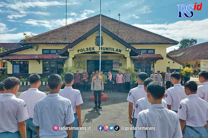 Kapolsek Muntilan AKP Abdul Muthohir memimpin apel pelepasan pimpinan terhadap 40 remaja  di Polsek Muntilan kemarin (12/4). (Istimewa)