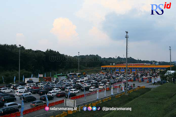 Antrean panjang kendaraan pemudik di depan Gerbang Tol Kalikangkung. (Dokumentasi M Hariyanto/Jawa Pos Radar Semarang)