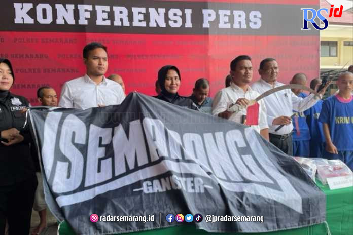 Tim Reskrim tunjukan barang bukti saat gelar perkara di Mapolres Semarang. Senin (3/4). (Maria Novena/Jawa Pos Radar Semarang)