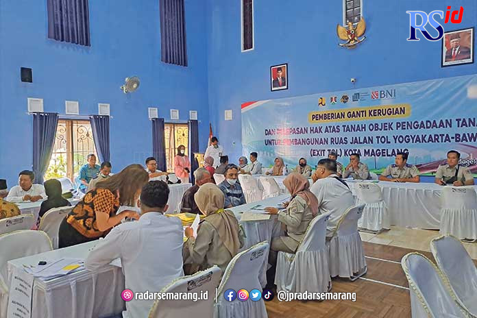 Warga menunggu antrean dalam pembayaran ganti kerugian proyek jalan tol Jogjakarta-Bawen, Selasa (18/4) di aula Kecamatan Magelang Selatan. (ROFIK SYARIF G P/JAWA POS RADAR SEMARANG)