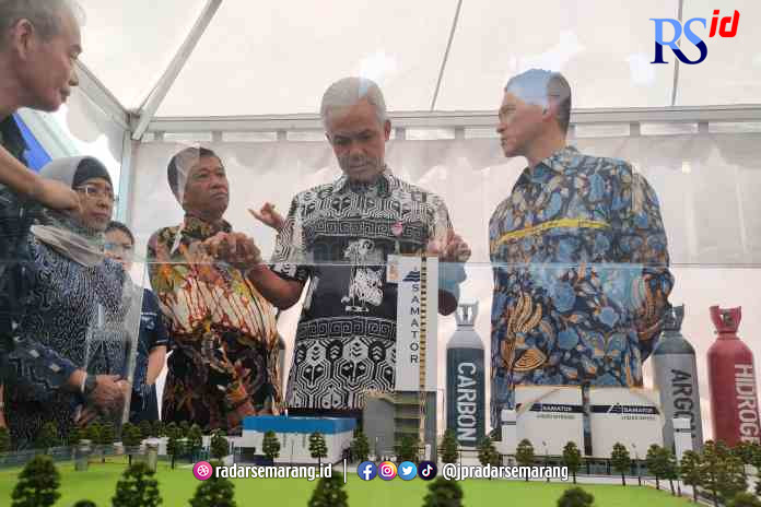 GROUND BREAKING: Pj Bupati Batang Lani Dwi Rejeki mendampingi Gubernur Jawa Tengah Ganjar Pranowo, Direktur KITB dan Samator melihat miniatur pabrik Samator terbesar di Indonesia  (RIYAN FADLI/JAWA POS RADAR SEMARANG)