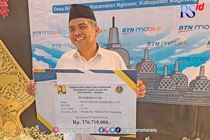 Muhammad Habib Shaleh penerima ganti untung dari proyek pembangunan jalan tol Jogjakarta-Bawen di Desa Blongkeng, Kabupaten Magelang, Selasa (11/4). (Rofik Syarif GP/Jawa Pos Radar Semarang)
