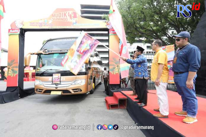 Wakil Gubernur Jawa Tengah Taj Yasin Maimoen bersama pimpinan PT Indofood melepas pemudik di Halaman Kantor Gubernuran. (KHAFIFAH ARINI PUTRI/JAWA POS RADAR SEMARANG)