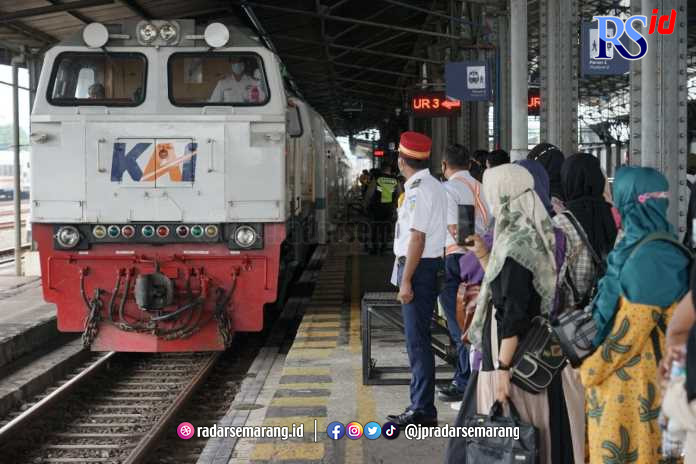 Masyarakat menggunakan KA saat turun di Stasiuan Tawang Kota Semarang. (NUR CHAMIM/JAWA POS RADAR SEMARANG)