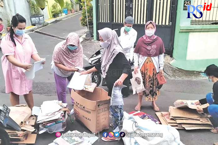 Warga sedang mengumpulkan sampah nonorganik di Bank Sampah Rejeki Bangkit. (Istimewa)