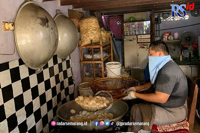 Produksi kerupuk rambak selama Ramadan meningkat drastis di Desa Penanggulan, Pegandon, Kendal. (DEVI KHOFIFATUR RIZQI/JAWA POS RADAR SEMARANG)