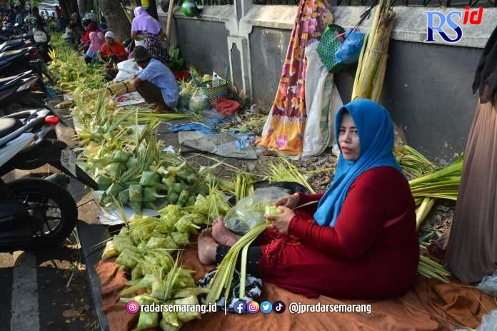 Perajin selongsong ketupat dari berbagai daerah mulai membanjiri di sepanjang Jalan Lamper Sari, Kawasan Pasar Peterongan, Semarang, Kamis (20/4). (Figur Ronggo Wassalim/Jawa Pos Radar Semarang)