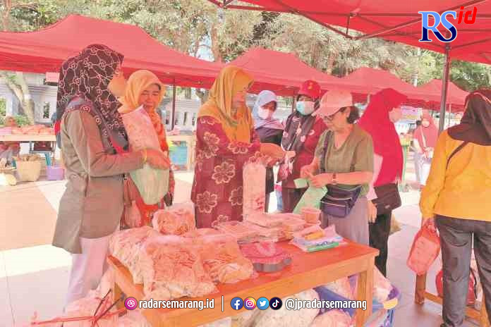 LEBIH MURAH : Kegiatan bazar sembako murah Lapak Kita yang berlangsung di area parkir gedung DPRD Temanggung Jumat (7/4). (ADDIN ALFATH/ JAWA POS RADAR MAGELANG)