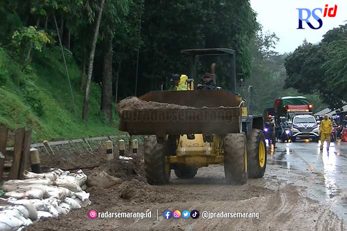 Kondisi setelah proses evakuasi pembesihan tanah jalan Semarang-Jogjakarta di Desa Pingit, Kecamatan Pringsurat, Kabupaten Temanggung Sabtu (1/4) sore. (Istimewa)
