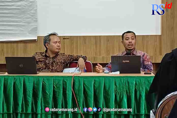 BIMTEK PETUGAS HAJI : Ketua Tim Humas Kemenag RI Moh Khoeronduriori Hadi dan Dodo Murtado dalam acara Bimbingan Teknis (Bimtek) Tugas Fungsi (Tusi) Petugas Penyelenggara Ibadah Haji (PPIH) Arab Saudi di Asrama Haji Pondok Gede Jakarta Timur Minggu (9/4/20