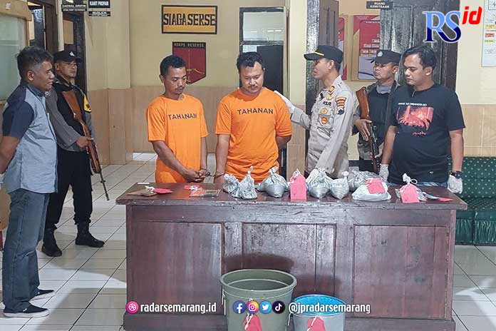 Kedua pelaku penjual obat petasan memakai baju tahanan saat diamankan Polsek Muntilan. (Istimewa)