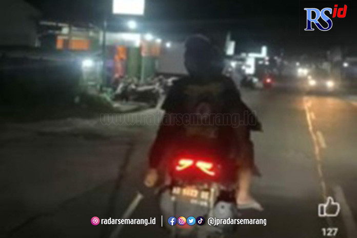 Tangkapan layar media sosial yang memperlihatkan dua pemuda membawa sajam yang diduga di daerah perbatasan Karanganyar-Sragen, Sabtu (15/4) dini hari. (ist)