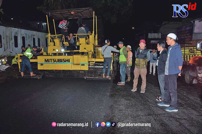 Jalan Resimen di tengah kota Wonosobo saat diaspal ulang menjelang Lebaran. (Sigit Rahmanto/Jawa Pos Radar Semarang)