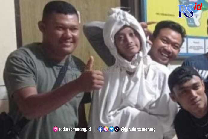 Remaja pembuat konten youtube dengan berpakaian pocong dibawa ke Polsek Bonang. (Wahib Pribadi/Jawa Pos Radar Semarang)