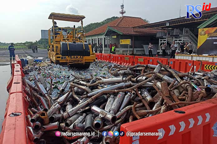 Polda Jateng mendatangkan alat berat untuk musnahkan puluhan ribu knalpot brong, petasan dan miras hasil operasi selama Ramadan. (M HARIYANTO/JAWA POS RADAR SEMARANG)