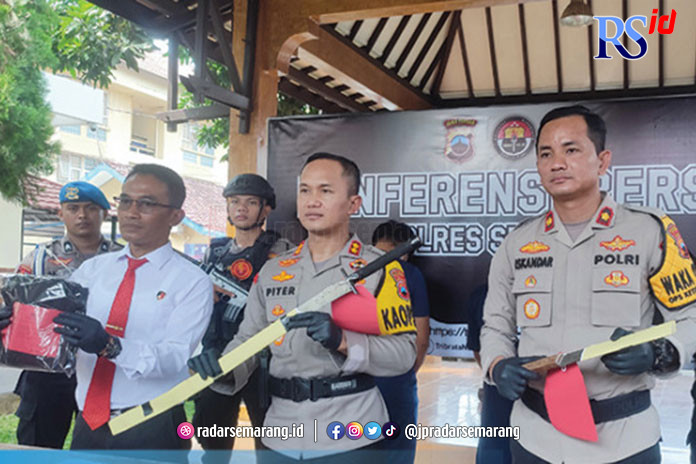 MERESAHKAN: Polres Sragen memperlihatkan barang bukti berupa pedang yang dibawa oleh Narim Yulianto, pelaku yang diduga klitih saat melintasi Jambanan-Batu Jamus, Sabtu (16/4/2023). (AHMAD KHAIRUDIN/RADAR SOLO)