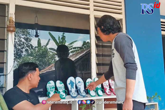 Sejumlah sandal jepit yang sudah diukir dengan berbagai motif oleh Afandi. (ADDIN ALFATH/JAWA POS RADAR SEMARANG)