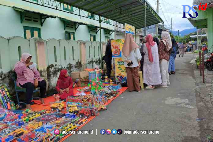 SYAWALAN : Para pedagang mainan tradisional jajakan dagangannya pada Syawalan Kauman Festival 2023, Sabtu (29/4) di Payaman, Secang, Kabupaten Magelang. (ROFIK SYARIF G P/RADAR MAGELANG)