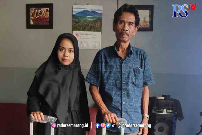 SIAP BERANGKAT : Calon haji 2023 Sutrisno dan Hestiani memperlihatkan koper hajinya. (IDA FADILAH/JAWA POS RADAR SEMARANG)