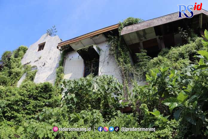 Villa Singontoro Semarang yang konon dijadikan sebagai tempat mencari pesugihan dan dijaga siluman ular. (HIZBULLAH ALFAT H YUSUF/PUTRI TIARA SELLA/JAWA POS RADAR SEMARANG)