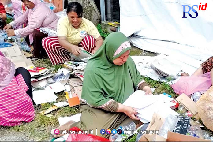 Aktivitas warga RW 01 Kelurahan Siwalan saat memilah sampah di bank sampah Anugrah. (Istimewa)
