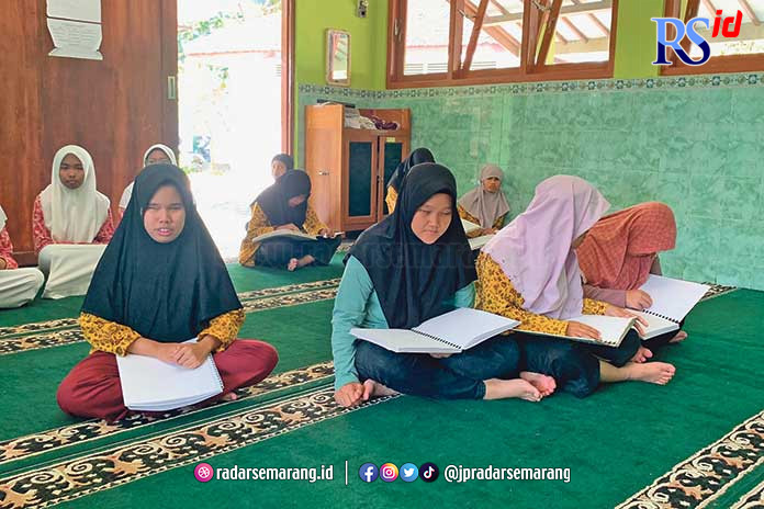 Para penyandang netra di Panti Pelayanan Disabilitas Netra Penganthi Temanggung saat melaksanakan tadarus Alquran braille Kamis (6/4). (ADDIN ALFATH/ JAWA POS RADAR SEMARANG)