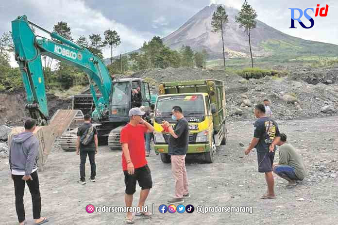 BARANG BUKTI : Tim Sat Reskrim Polresta Magelang kembali melakukan penggerebekan penambangan pasir secara ilegal dengan menggunakan alat berat di Srumbung Jumat (7/4).  (DOK POLRESTA MAGELANG FOR RADAR MAGELANG)