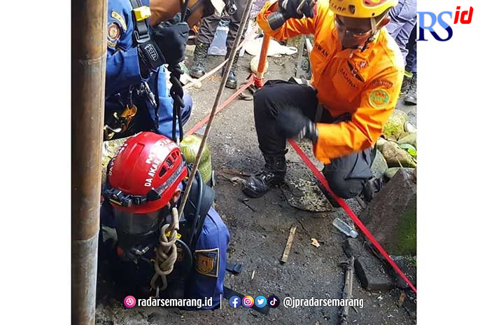 Petugas Damkar Kabupaten Magelang dan Basarnas Unit Siaga SAR Borobudur saat mengevakuasi korban tercebur sumur. (Istimewa)