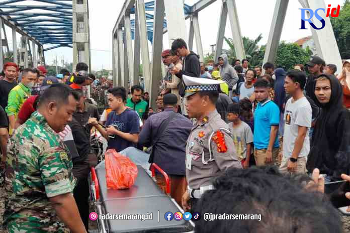 EVAKUASI KORBAN: Tim BPBD Kendal dan pihak kepolisian saat mengevakuasi jenazah korban yang tertabrak kereta api, Sabtu (29/4) kemarin.(DEVI KHOFIFATUR RIZQI/ JAWA POS RADAR SEMARANG)