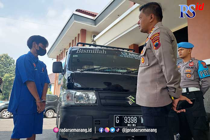 Tersangka AG saat memberikan keterangan di halaman Polres Temanggung beserta mobil yang dikendarai saat menabrak korban di Larangan Luwok, Bejen, Selasa (18/4) siang. (ADDIN ALFATH/ JAWA POS RADAR SEMARANG)