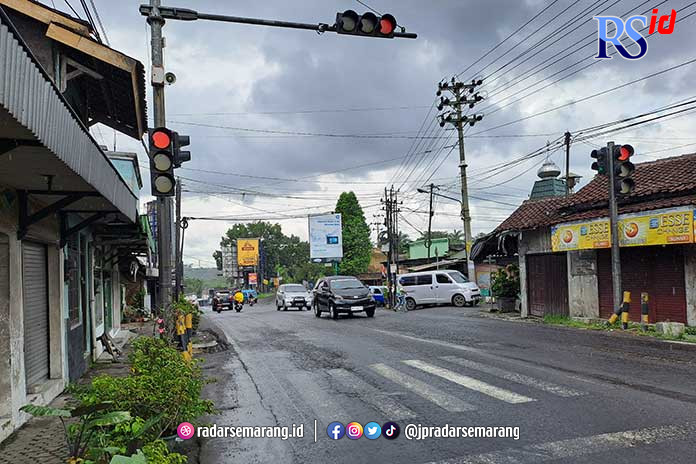 Suasana simpang Canguk Kota Magelang yang diprediksi bakal menjadi salah satu titik kemacetan saat libur Lebaran mendatang. (ROFIK SYARIF G P/JAWA POS RADAR SEMARANG)